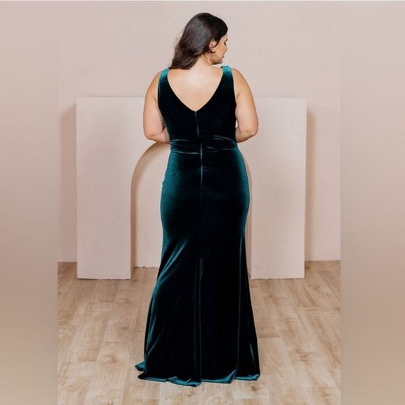 Revelry Dawson Crushed Velvet Ruched Gown in Emerald Green Size 12 - Picture 2 of 16